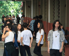 Hoje o dia é de vocês, razão de ser de todo nosso trabalho. É para vocês e por vocês que cerca de cem mil professores e funcionários da educação trabalham. Cada pedagogo, professor, diretor, servidor, enfim, está em sua função para que vocês tenham acesso a um dos direitos mais preciosos: o de aprender, saber, e assim se emancipar e exercer a sua cidadania.