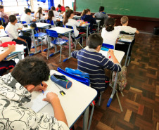 Hoje o dia é de vocês, razão de ser de todo nosso trabalho. É para vocês e por vocês que cerca de cem mil professores e funcionários da educação trabalham. Cada pedagogo, professor, diretor, servidor, enfim, está em sua função para que vocês tenham acesso a um dos direitos mais preciosos: o de aprender, saber, e assim se emancipar e exercer a sua cidadania.