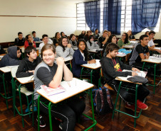 Hoje o dia é de vocês, razão de ser de todo nosso trabalho. É para vocês e por vocês que cerca de cem mil professores e funcionários da educação trabalham. Cada pedagogo, professor, diretor, servidor, enfim, está em sua função para que vocês tenham acesso a um dos direitos mais preciosos: o de aprender, saber, e assim se emancipar e exercer a sua cidadania.