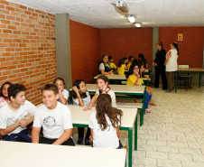 Colégio Estadual Pio Lanteri, em Curitiba, recebendo alunos de escolas municipais para apresentar a equipe pedagógica, o sistema de organização e alguns ambientes do colégio. 