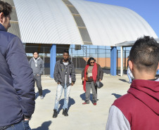 Representantes da Secretaria de Estado da Educação (SEED) se reuniram na manhã desta quinta-feira (11) com estudantes do Colégio Estadual Casemiro Karman, em Campo Largo (Região Metropolitana de Curitiba), para acompanhar o andamento das obras do novo prédio da escola, no bairro Rivabem. Esta é a segunda vistoria conjunta da SEED e estudantes na escola.