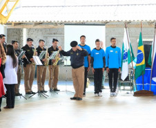 As escolas estaduais e municipais de Campina Grande do Sul, na Região Metropolitana de Curitiba, comemoraram o Dia Nacional do Estudante, nesta quinta-feira (11), de um jeito diferente. Os alunos se reuniram no Colégio Estadual Timbu Velho para participar das atividades socioculturais desenvolvidas pelos estudantes e pela Polícia Militar do Paraná (PM-PR), que completa 162 anos. 