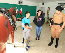 As escolas estaduais e municipais de Campina Grande do Sul, na Região Metropolitana de Curitiba, comemoraram o Dia Nacional do Estudante, nesta quinta-feira (11), de um jeito diferente. Os alunos se reuniram no Colégio Estadual Timbu Velho para participar das atividades socioculturais desenvolvidas pelos estudantes e pela Polícia Militar do Paraná (PM-PR), que completa 162 anos. 