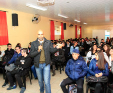 Estudantes do ensino médio de cinco escolas da rede estadual em Curitiba e Região Metropolitana participaram, ao longo desta semana, de uma série de palestras interativas e workshops sobre a transição da vida escolar para o mundo do trabalho e protagonismo social. Os encontros fazem parte do projeto Juventude Mais, ministrado pelo professor Marciano Cunha da Pontifícia Universidade Católica do Paraná (PUC-PR).