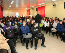 Estudantes do ensino médio de cinco escolas da rede estadual em Curitiba e Região Metropolitana participaram, ao longo desta semana, de uma série de palestras interativas e workshops sobre a transição da vida escolar para o mundo do trabalho e protagonismo social. Os encontros fazem parte do projeto Juventude Mais, ministrado pelo professor Marciano Cunha da Pontifícia Universidade Católica do Paraná (PUC-PR).