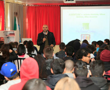Estudantes do ensino médio de cinco escolas da rede estadual em Curitiba e Região Metropolitana participaram, ao longo desta semana, de uma série de palestras interativas e workshops sobre a transição da vida escolar para o mundo do trabalho e protagonismo social. Os encontros fazem parte do projeto Juventude Mais, ministrado pelo professor Marciano Cunha da Pontifícia Universidade Católica do Paraná (PUC-PR).