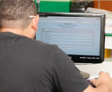 Serão realizadas nesta quarta-feira (17) as provas da Educação para Jovens e Adultos (EJA) online para quem quer concluir o ensino fundamental. Na foto, provas da EJA Online de 2015.