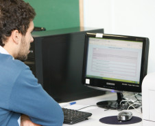 Serão realizadas nesta quarta-feira (17) as provas da Educação para Jovens e Adultos (EJA) online para quem quer concluir o ensino fundamental. Na foto, provas da EJA Online de 2015.