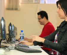 Jovens e adultos paranaenses que não tiveram a oportunidade de concluir os anos finais do ensino fundamental iniciaram nesta quarta-feira (17) uma importante jornada. O Departamento de Educação de Jovens e Adultos (Deja) da Secretaria de Estado da Educação disponibilizou 21 mil vagas em laboratórios com computadores nas escolas estaduais para os interessados em fazer as provas na modalidade de Educação de Jovens e Adultos (EJA) e concluir os estudos.