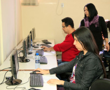 Jovens e adultos paranaenses que não tiveram a oportunidade de concluir os anos finais do ensino fundamental iniciaram nesta quarta-feira (17) uma importante jornada. O Departamento de Educação de Jovens e Adultos (Deja) da Secretaria de Estado da Educação disponibilizou 21 mil vagas em laboratórios com computadores nas escolas estaduais para os interessados em fazer as provas na modalidade de Educação de Jovens e Adultos (EJA) e concluir os estudos.