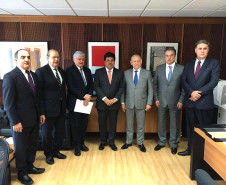 O governador em exercício Ademar Traiano esteve nesta quarta-feira (17) em Brasília para tratar de projetos do Governo Estadual junto aos ministros da Educação, Mendonça Filho, e das Cidades, Bruno Araujo. “São projetos de áreas estruturais para o Estado. Educação, saúde, saneamento e habitação contribuem com a promoção social e a qualidade de vida para todos os paranaenses”, afirmou Traiano.
