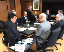 O governador em exercício Ademar Traiano esteve nesta quarta-feira (17) em Brasília para tratar de projetos do Governo Estadual junto aos ministros da Educação, Mendonça Filho, e das Cidades, Bruno Araujo. “São projetos de áreas estruturais para o Estado. Educação, saúde, saneamento e habitação contribuem com a promoção social e a qualidade de vida para todos os paranaenses”, afirmou Traiano.