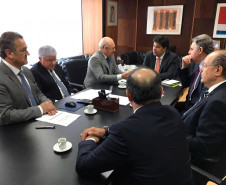 O governador em exercício Ademar Traiano esteve nesta quarta-feira (17) em Brasília para tratar de projetos do Governo Estadual junto aos ministros da Educação, Mendonça Filho, e das Cidades, Bruno Araujo. “São projetos de áreas estruturais para o Estado. Educação, saúde, saneamento e habitação contribuem com a promoção social e a qualidade de vida para todos os paranaenses”, afirmou Traiano.