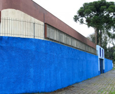 No bairro Seminário, também na Capital, a parceria entre o Colégio Estadual Nilson Baptista Ribas com a população resultou na revitalização do muro da escola, que ganhou pintura nova