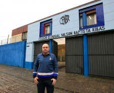 No bairro Seminário, também na Capital, a parceria entre o Colégio Estadual Nilson Baptista Ribas com a população resultou na revitalização do muro da escola, que ganhou pintura nova