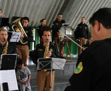 O Colégio Estadual Professora Albina Novak Muginoski, localizado no bairro Águas Claras, em Campo Largo, na Região Metropolitana de Curitiba (RMC), recebeu na tarde de sexta-feira 19) o projeto “Comemorando na escola: Polícia Militar e comunidade escolar juntas construindo um futuro melhor”.