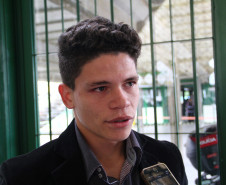 O Colégio Estadual Professora Albina Novak Muginoski, localizado no bairro Águas Claras, em Campo Largo, na Região Metropolitana de Curitiba (RMC), recebeu na tarde de sexta-feira 19) o projeto “Comemorando na escola: Polícia Militar e comunidade escolar juntas construindo um futuro melhor”.