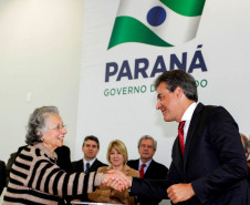 O governador Beto Richa homenageou nesta terça-feira (23), no Palácio Iguaçu, em Curitiba, os 8.957 aposentados do serviço público estadual que encerraram as carreiras no período de 2014 e 2015. Deste grupo, 20 receberam pessoalmente a Menção Honrosa.