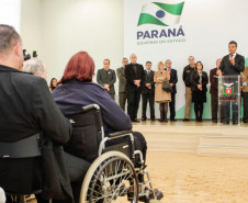 O governador Beto Richa homenageou nesta terça-feira (23), no Palácio Iguaçu, em Curitiba, os 8.957 aposentados do serviço público estadual que encerraram as carreiras no período de 2014 e 2015. Deste grupo, 20 receberam pessoalmente a Menção Honrosa.