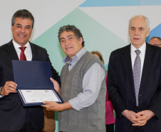 O governador Beto Richa homenageou nesta terça-feira (23), no Palácio Iguaçu, em Curitiba, os 8.957 aposentados do serviço público estadual que encerraram as carreiras no período de 2014 e 2015. Deste grupo, 20 receberam pessoalmente a Menção Honrosa.