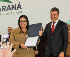 O governador Beto Richa homenageou nesta terça-feira (23), no Palácio Iguaçu, em Curitiba, os 8.957 aposentados do serviço público estadual que encerraram as carreiras no período de 2014 e 2015. Deste grupo, 20 receberam pessoalmente a Menção Honrosa.