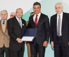 O governador Beto Richa homenageou nesta terça-feira (23), no Palácio Iguaçu, em Curitiba, os 8.957 aposentados do serviço público estadual que encerraram as carreiras no período de 2014 e 2015. Deste grupo, 20 receberam pessoalmente a Menção Honrosa.