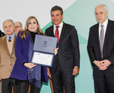 O governador Beto Richa homenageou nesta terça-feira (23), no Palácio Iguaçu, em Curitiba, os 8.957 aposentados do serviço público estadual que encerraram as carreiras no período de 2014 e 2015. Deste grupo, 20 receberam pessoalmente a Menção Honrosa.