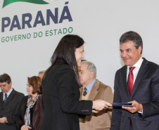 O governador Beto Richa homenageou nesta terça-feira (23), no Palácio Iguaçu, em Curitiba, os 8.957 aposentados do serviço público estadual que encerraram as carreiras no período de 2014 e 2015. Deste grupo, 20 receberam pessoalmente a Menção Honrosa.