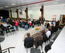A Secretaria de Estado da Educação iniciou nesta terça-feira (23) a entrega da segunda edição do Prêmio Gestão CAF a escolas da rede estadual que são destaque na área de gestão. Nesta edição serão premiadas escolas dos Núcleos Regionais de Educação de Guarapuava, Pitanga, Toledo, Assis Chateaubriand, Goioerê, Cianorte, Pato Branco, Francisco Beltrão, Dois Vizinhos, Ibaiti, Wenceslau Braz e Cornélio Procópio.

Nesta terça-feira foram premiadas as escolas da regional de Goioerê. 