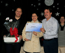 Já a diretora Sirlei Aparecida de Sousa, da Escola Estadual São João, também em Ubiratã – terceira colocação no prêmio -, a participação da comunidade foi fundamental para a premiação, mas também no desenvolvimento de projetos que estão transformando a vida dos alunos das séries iniciais do ensino fundamental. “A comunidade é a vida da escola, não fazemos nada sozinhos. Esse prêmio é o reconhecimento do trabalho desenvolvido por todos”, disse Sirlei.