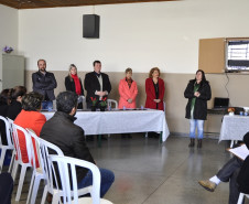 Diretores, chefes de Núcleos Regionais da Educação (NREs), representantes do Arquivo Público, do Museu Paranaense e da Secretaria de Estado da Educação (SEED) se reuniram nesta quarta-feira (24), na Escola Estadual D. Pedro II, em Curitiba, para a apresentação do Museu da Escola Paranaense (MEP) - Educação Patrimonial. Durante o evento, organizado pelo Museu da Escola Paranaense, também foi apresentado à comunidade escolar o novo coordenador do MEP, Cláudio Luís Nascimento Ogliari.