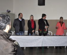 Diretores, chefes de Núcleos Regionais da Educação (NREs), representantes do Arquivo Público, do Museu Paranaense e da Secretaria de Estado da Educação (SEED) se reuniram nesta quarta-feira (24), na Escola Estadual D. Pedro II, em Curitiba, para a apresentação do Museu da Escola Paranaense (MEP) - Educação Patrimonial. Durante o evento, organizado pelo Museu da Escola Paranaense, também foi apresentado à comunidade escolar o novo coordenador do MEP, Cláudio Luís Nascimento Ogliari.