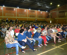 O programa Escola 1000, organizado pela Casa Civil do Governo do Paraná e a Secretaria de Estado da Educação, será lançado no dia 27 de setembro pelo governador Beto Richa, no Palácio Iguaçu, em Curitiba, mas as escolas contempladas já estão mobilizando a comunidade para definir a melhor forma de aplicar o dinheiro. Na foto, atividade do NRE de Foz do Iguaçu.