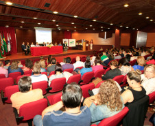 A Secretaria de Estado da Educação entregou nesta quinta-feira (25), em Toledo (Oeste), o Prêmio CAF para as escolas que apresentaram os melhores resultados no desenvolvimento de ações administrativas inéditas em parceria com a comunidade.