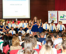 A Secretaria de Estado da Educação entregou nesta quinta-feira (25), em Toledo (Oeste), o Prêmio CAF para as escolas que apresentaram os melhores resultados no desenvolvimento de ações administrativas inéditas em parceria com a comunidade.