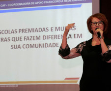 “Nós percebemos que essas escolas apresentaram dois diferenciais fundamentais que tornam a administração escolar exemplo. A primeira é o comprometimento do diretor com as situações diárias da escola. A segunda é o envolvimento da comunidade no processo”, frisou a coordenadora de Prestação de Contas Escolar da CAF, Angela Kubersky.