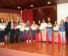 A Secretaria de Estado da Educação entregou nesta quinta-feira (25), em Toledo (Oeste), o Prêmio CAF para as escolas que apresentaram os melhores resultados no desenvolvimento de ações administrativas inéditas em parceria com a comunidade.