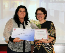 O primeiro lugar ficou com o Colégio Estadual Presidente Roosevelt. A diretora da unidade, Solange Pastio Guerine, lembrou que o prêmio é resultado da participação coletiva na administração da escola. “A prestação de contas e a gestão têm que ser transparentes sempre. Uma boa gestão se faz com o coletivo e hoje só tenho a agradecer aos funcionários, professores, alunos e pais”, disse Solange.