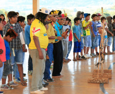 A Escola Estadual Indígena Kuaa Mbo’E, de Diamante do Oeste, é destaque na preservação da cultura guarani e na participação constante da comunidade do dia a dia da escola. Esse empenho e organização rendeu à escola o segundo lugar no Prêmio Gestão CAF entre as escolas pertencentes ao Núcleo de Educação de Toledo. O prêmio valoriza a gestão participativa.