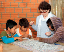 A Escola Estadual Indígena Kuaa Mbo’E, de Diamante do Oeste, é destaque na preservação da cultura guarani e na participação constante da comunidade do dia a dia da escola. Esse empenho e organização rendeu à escola o segundo lugar no Prêmio Gestão CAF entre as escolas pertencentes ao Núcleo de Educação de Toledo. O prêmio valoriza a gestão participativa.