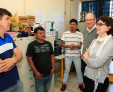 A Escola Estadual Indígena Kuaa Mbo’E, de Diamante do Oeste, é destaque na preservação da cultura guarani e na participação constante da comunidade do dia a dia da escola. Esse empenho e organização rendeu à escola o segundo lugar no Prêmio Gestão CAF entre as escolas pertencentes ao Núcleo de Educação de Toledo. O prêmio valoriza a gestão participativa.