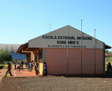 A Escola Estadual Indígena Kuaa Mbo’E, de Diamante do Oeste, é destaque na preservação da cultura guarani e na participação constante da comunidade do dia a dia da escola. Esse empenho e organização rendeu à escola o segundo lugar no Prêmio Gestão CAF entre as escolas pertencentes ao Núcleo de Educação de Toledo. O prêmio valoriza a gestão participativa.