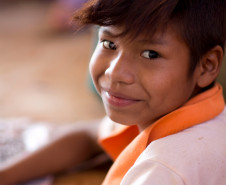A Escola Estadual Indígena Kuaa Mbo’E, de Diamante do Oeste, é destaque na preservação da cultura guarani e na participação constante da comunidade do dia a dia da escola. Esse empenho e organização rendeu à escola o segundo lugar no Prêmio Gestão CAF entre as escolas pertencentes ao Núcleo de Educação de Toledo. O prêmio valoriza a gestão participativa.