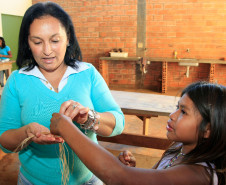 A escola Kuaa Mbo’E conta com professores e funcionários indígenas e não indígenas. “Com essa integração conseguimos manter vivo um dos principais pilares da cultura indígena, que é a língua”, disse a professora de atividades de turno complementar, Adriana Aparecida Silva.