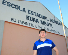 As reuniões para definir onde e como serão aplicados os recursos públicos que chegam à escola duram em média sete horas. “A gestão na escola indígena é naturalmente democrática porque todas as decisões da própria comunidade são tomadas coletivamente e no caso da nossa escola não seria diferente. Tudo que desenvolvemos envolve professores, funcionários e principalmente os membros da comunidade”, explicou o diretor Jairo Cezar Bertolini.