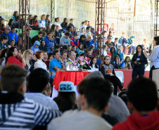 Duas vezes por mês a direção do Colégio Estadual Presidente Roosevelt, em Guaíra, no Oeste do Estado, tem um encontro marcado para ouvir as reivindicações e opiniões dos estudantes sobre projetos pedagógicos e investimentos dos recursos públicos que chegam à escola