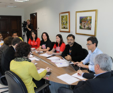 Chamar cerca de 300 remanescentes do concurso público para professores de 2013 e dar andamento aos concursos públicos para contratação de funcionários de escolas (administrativos, merendeiras e zeladores)