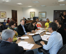 Chamar cerca de 300 remanescentes do concurso público para professores de 2013 e dar andamento aos concursos públicos para contratação de funcionários de escolas (administrativos, merendeiras e zeladores)