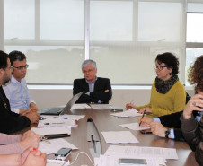 Chamar cerca de 300 remanescentes do concurso público para professores de 2013 e dar andamento aos concursos públicos para contratação de funcionários de escolas (administrativos, merendeiras e zeladores)