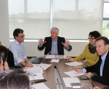 Chamar cerca de 300 remanescentes do concurso público para professores de 2013 e dar andamento aos concursos públicos para contratação de funcionários de escolas (administrativos, merendeiras e zeladores)